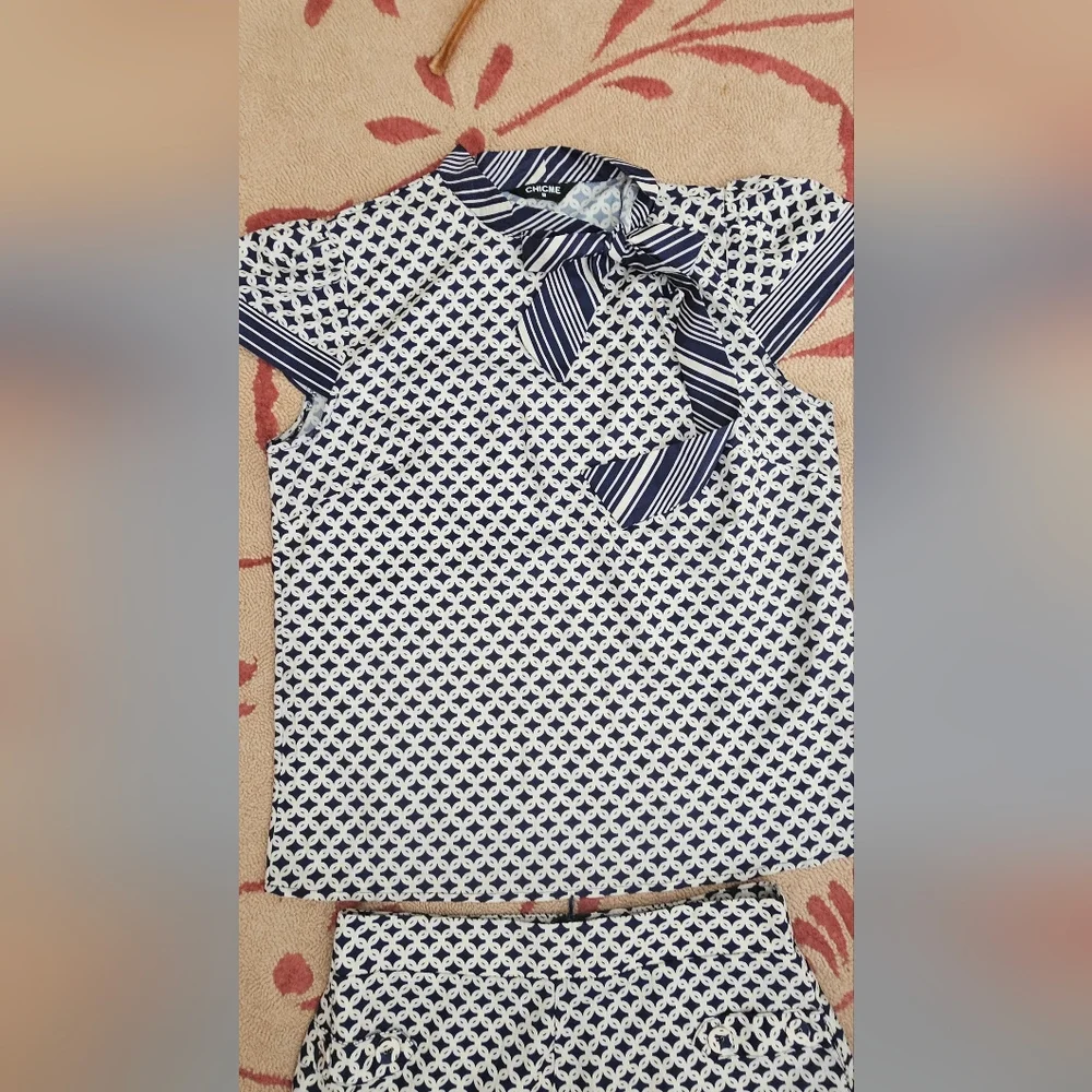 Chicindy Geometry Print Ribbon Top & Pocket Design Shorts Set. Medium - Picture 6 of 9